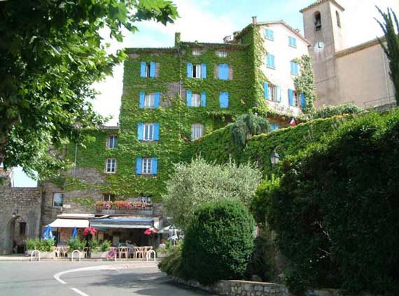 Vers l'entre du village par le portail Soubran