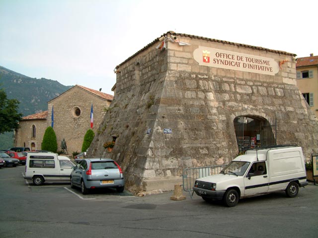 Les restes du donjon, actuellement l'office de tourisme