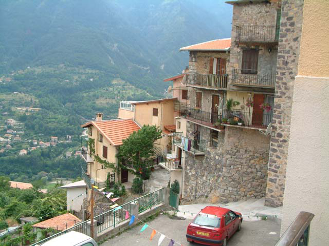 Maisons surplombant le vide
