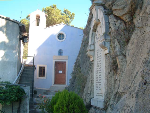 La chapelle Saint Antoine de Padoue et le monument aux morts
