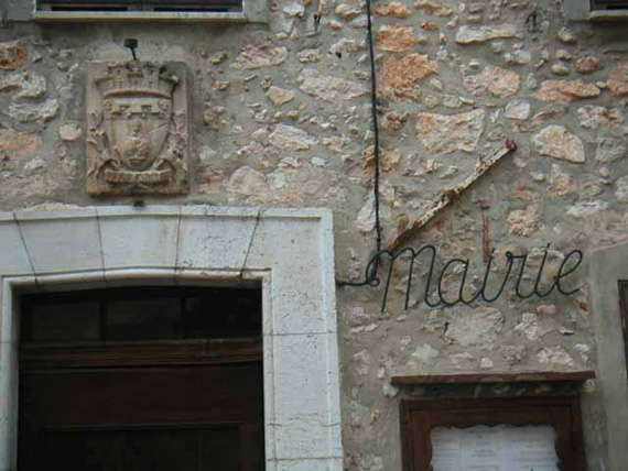 L'cusson de la commune sur la faade de la mairie