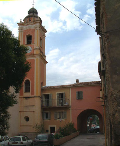 l'eglise St Pierre,  droite l'entre du village du 17me sicle