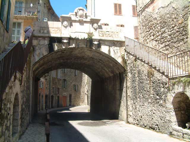 Le dessous de la fontaine vue de la route