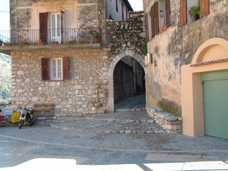 La porte d'entre dans le village