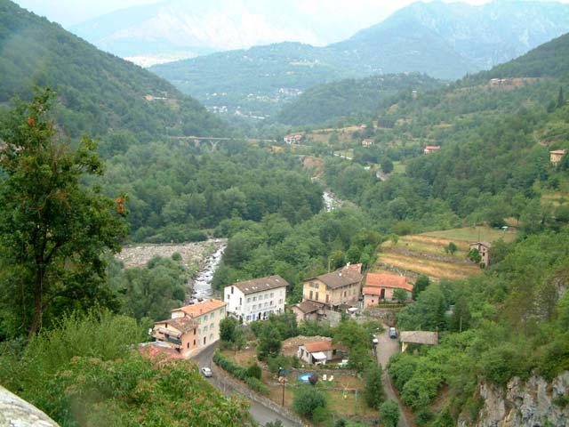 Vue de la place de l'glise (Arrive de la via ferrata)