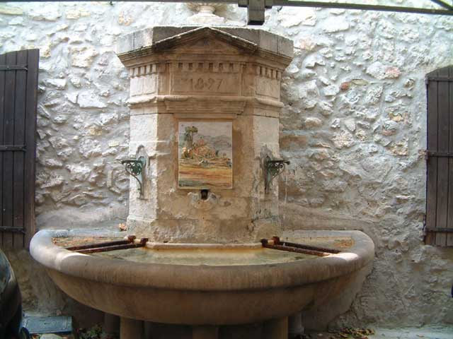 La fontaine de la place de l'glise