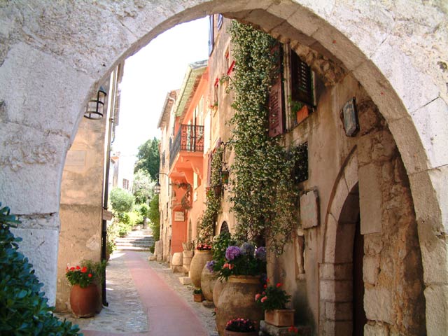 L'une des 2 anciennes entres du village: le portail ouest,rue du Comte de Cessole