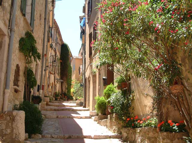 Une des nombreuses rues fleuries