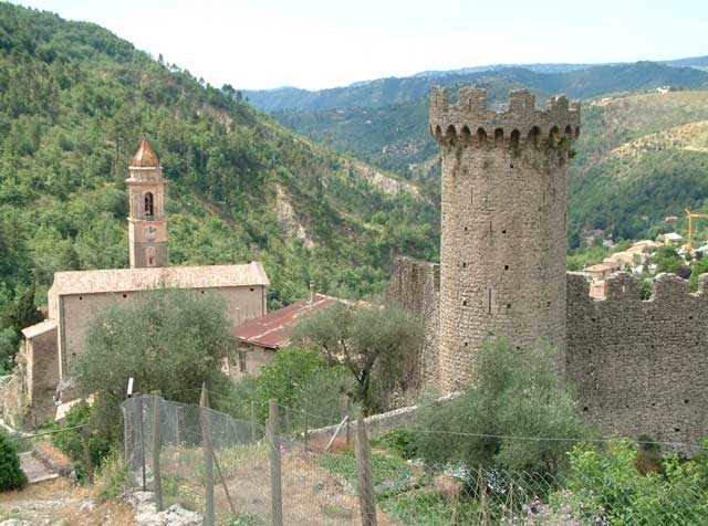 Vue sur le donjon, l'glise et le village