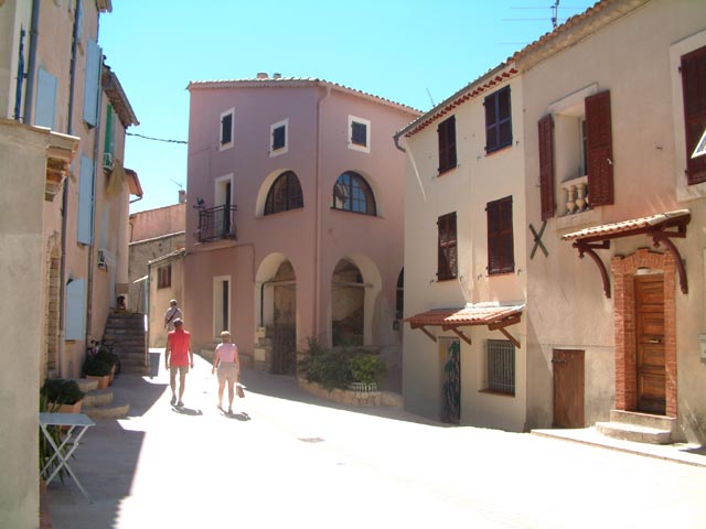 la place principale et la maison  arcades