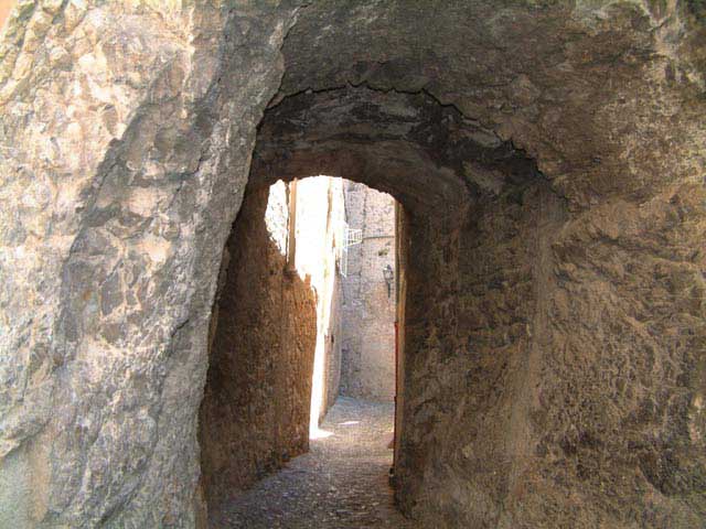 Ruelle taille dans le rocher