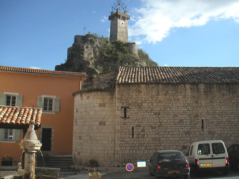 la tour, au premier plan: le cot� de l'�glise