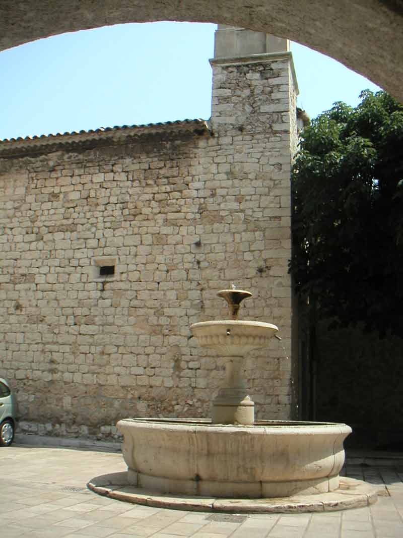 La fontaine de la place de l'glise