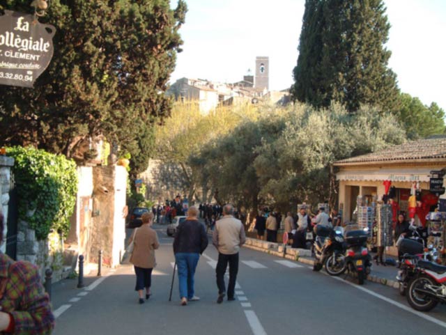 Vers l'entre du village,  droite le terrain de boules,  gauche l'auberge la colombe d'or