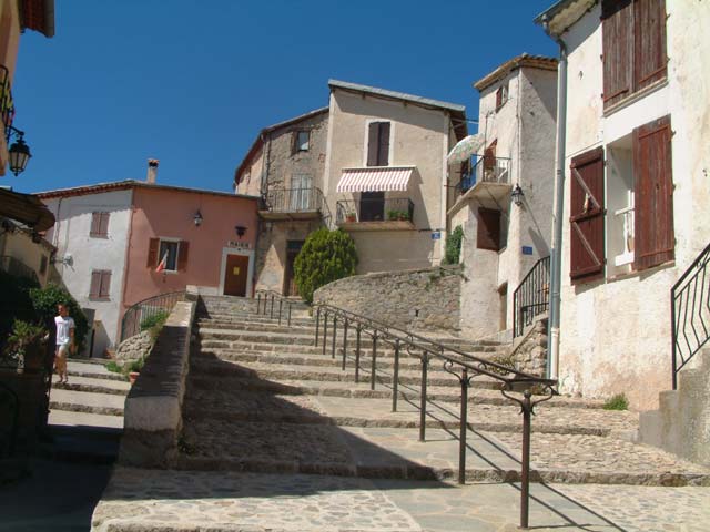 La monte vers la mairie