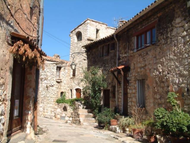 Une des rues avec ses belles maisons en pierres