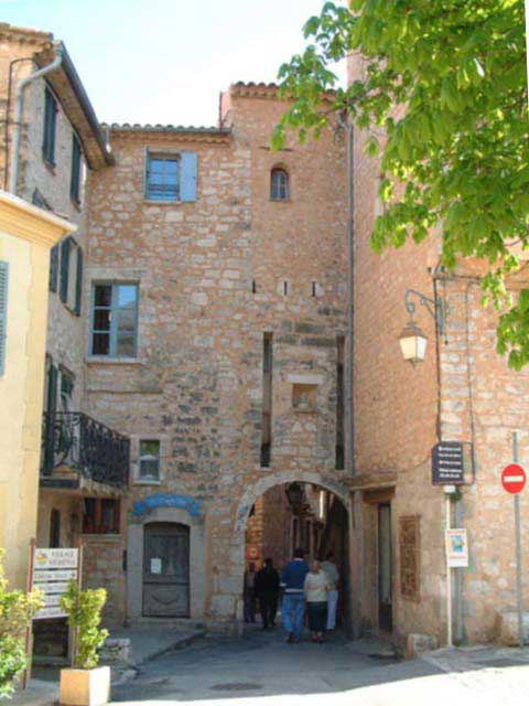 L'une des deux entres du village